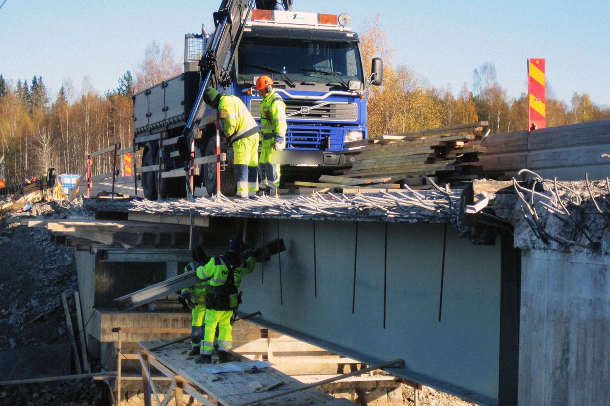 Arbete på bron med krossad kantbalk och frilagd armering.