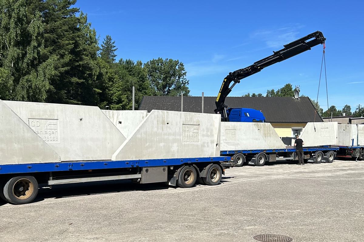 Element med ingjuten GD Planlager-stämpel surrade på flaket inför transport.