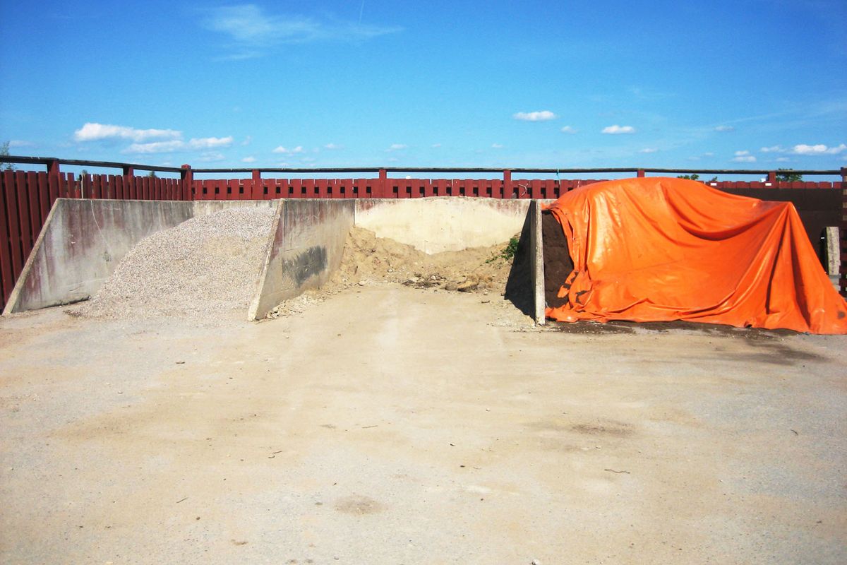Tre fack fyllda med makadam, sand och täckt jord.