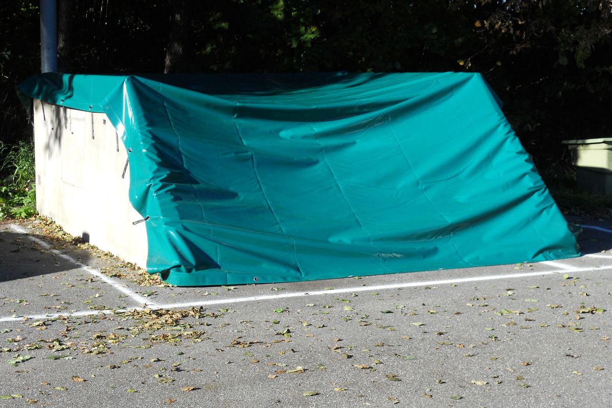 Förvaringsfack i betong täckt med måttanpassad presenning.