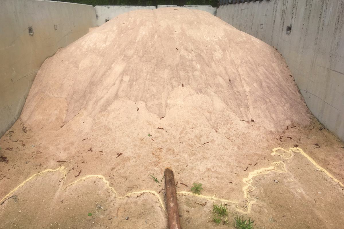 Fack fyllt med sand upp mot väggarnas överkant.